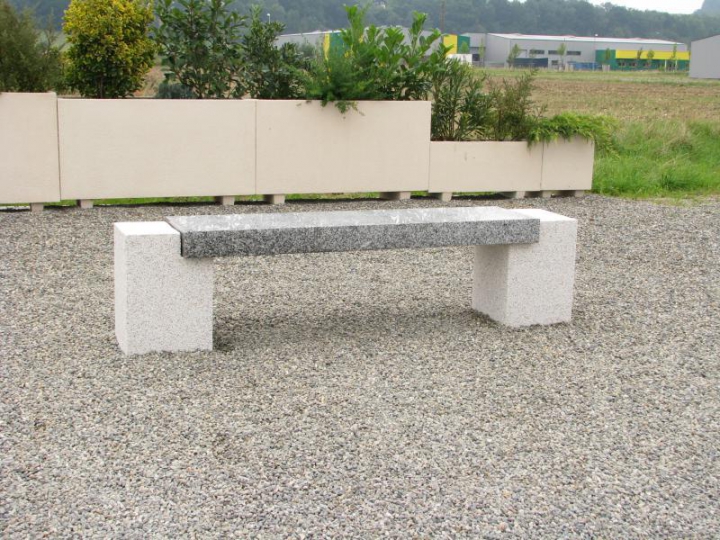 Banquette Orion pieds gravillons lame granit